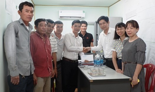 Ông Huỳnh Văn Hùng (thứ 3, từ phải sang) - Giám đốc Sở VHTT TP Đà Nẵng trao thưởng cho nhóm công nhân. ảnh: Hội An.