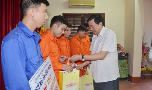 Phó Bí thư Thường trực Tỉnh ủy Tuyên Quang Nguyễn Hồng Thắng tặng quà cho CNLĐ khó khăn. Ảnh: B.T