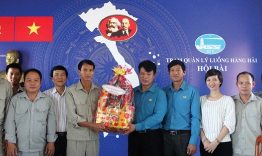 Đồng chí Đỗ Nga Việt (thứ 4 từ phải sang) trao quà động viên CNLĐ ngành GTVT. Ảnh: Q.T