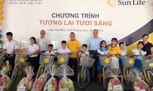 Đại diện Sun Life trao tặng xe đạp, quà tặng cho con em đang được nuôi dưỡng tại Làng Hòa Bình, Quảng Nam.