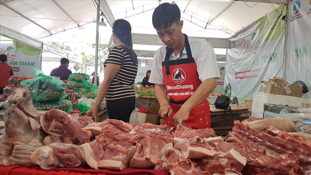 Giá thịt lợn lao dốc do dịch tả lợn Châu Phi đã kìm mức tăng CPI thấp nhất trong 3 năm gần đây. Ảnh: Kh.V
