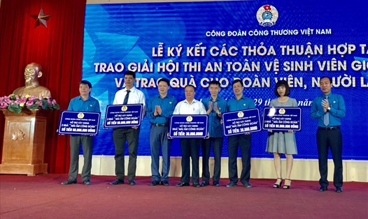 Lãnh đạo Tổng LĐLĐVN, Công đoàn Công thương Việt Nam trao hỗ trợ "Mái ấm CĐ" cho NLĐ có hoàn cảnh khó khăn tại các đơn vị trực thuộc CĐ CTVN. Ảnh: H.A