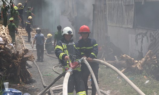 Lực lượng chữa cháy tiến hành dập lửa. ảnh: H.V