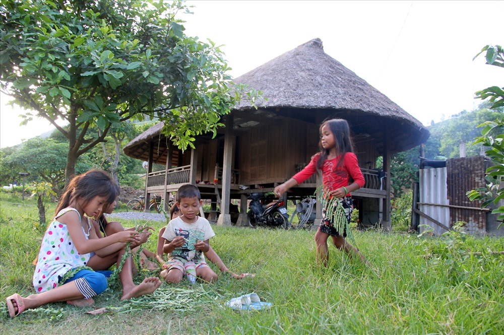 Ngôi nhà sàn bản cổ được phục dựng ở Làng du lịch cộng đồng Klu. Ảnh: Hưng Thơ.