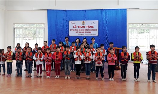 Quỹ TLV Lao động và Ngân hàng Vietcombank phối hợp trao 500 cặp phao cứu sinh đến học sinh Cao Bằng. Ảnh Đình Văn