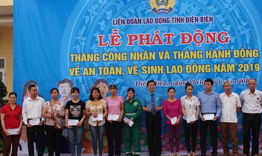 Lãnh đạo LĐLĐ tỉnh Điện Biên trao hỗ trợ cho đoàn viên có hoàn cảnh khó khăn. Ảnh: Trần Nga