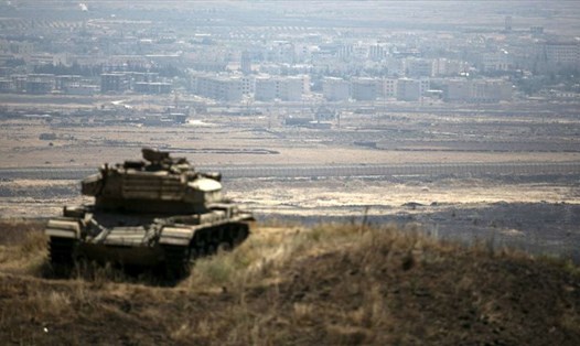 Xe tăng Israrel gần đường ranh giới giữa Syria và Israel. Ảnh: Reuters