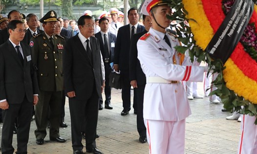 Thủ tướng Campuchia Hun Sen cùng đoàn đại biểu vào viếng nguyên Chủ tịch nước Lê Đức Anh.