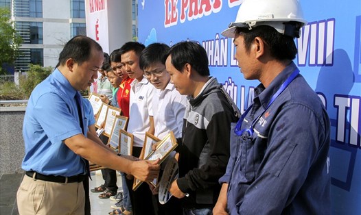 Ông Lê Từ Bình – Phó Chủ tịch LĐLĐ tỉnh, Chủ tịch CĐKKT tỉnh Bình Định, tặng khen thưởng cho cán bộ công đoàn, đoàn viên và người lao động tiêu biểu.