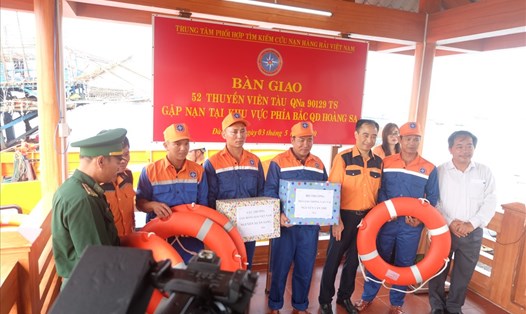Đại diện lãnh đạo Trung tâm Phối hợp tìm kiếm cứu nạn hàng hải Việt Nam tặng quà cho các thuyền viên gặp nạn. 