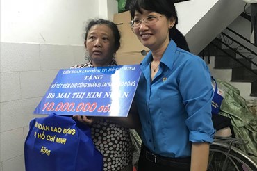 Chủ tịch LĐLĐ TPHCM Trần Thị Diệu Thúy tặng quà cho NLĐ bị TNLĐ nhân “Tháng CN năm 2019”