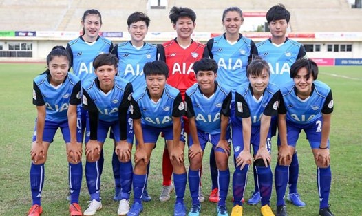 Hồng Nhung (hàng dưới, thứ 2 từ phải sang) đã có trận đấu chính thức cho FC Chonburi. VF 
