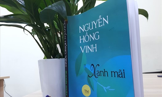 Bìa tập “Xanh mãi” của Nguyễn Hồng Vinh. Ảnh: P.V 