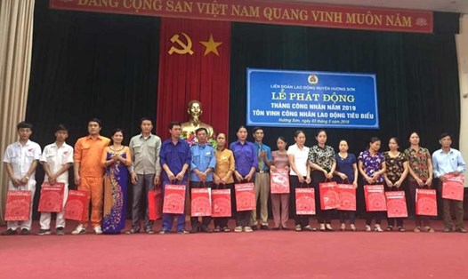 LĐLĐ huyện Hương Sơn trao quà cho công nhân khó khăn