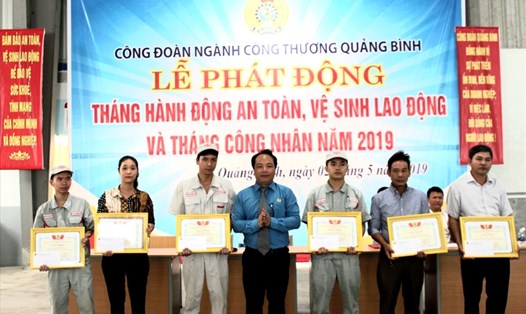 Ông Phan Mạnh Hùng - Chủ tịch CĐ Ngành Công thương Quảng Bình tặng giấy khen cho các cá nhân tiêu biểu. Ảnh: Lê Phi Long