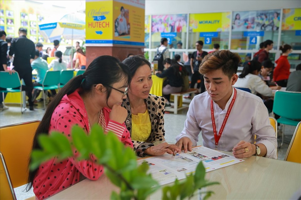Thí sinh và phụ huynh tìm hiểu thông tin tuyển sinh tại trường ĐH Công Nghệ TPHCM (Hutech) Thí sinh và phụ huynh tìm hiểu thông tin tuyển sinh tại trường ĐH Công Nghệ TPHCM (Hutech)
