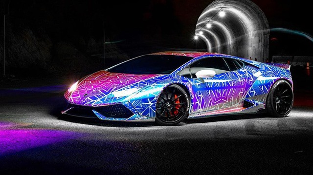 Siêu Xe Lamborghini Đổi Màu Như Tắc Kè Hoa