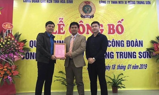 Đồng chí Hoàng Minh Tuân – Chủ tịch CĐ các KCN tỉnh Hòa Bình - trao quyết định thành lập CĐ Cty TNHH MTV xi măng Trung Sơn.