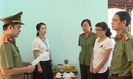Cảnh sát đọc lệnh khởi tố bị can Nguyễn Thị Hồng Nga. Ảnh BCA
