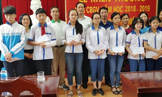 Đại diện lãnh đạo LĐLĐ Tp.Tam Điệp và CĐ Công ty TNHH một thành viên Đạm Ninh Bình đã trao tặng học bổng cho học sinh Trường THCS Đồng Giao. Ảnh: NT
