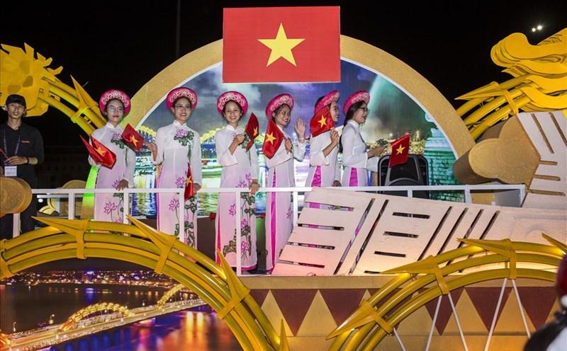 Chương trình diễu hành xe hoa và trình diễn Carnaval hứa hẹn mang nhiều điều bất ngờ và hấp dẫn đến du khách.