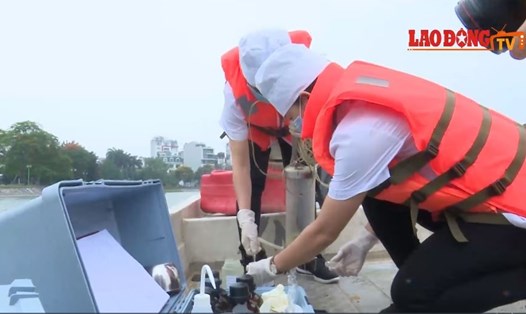 Chế phẩm "đặt hàng" của UBND TP Hà Nội đẩy nhanh tốc độ làm sạch hồ. Ảnh cắt từ clip