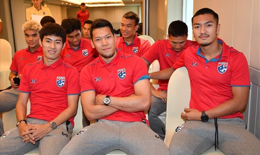 Thủ môn Kawin Thamsatchanan chụp hình cùng các đồng đội trên tuyển Thái Lan. Ảnh FAT