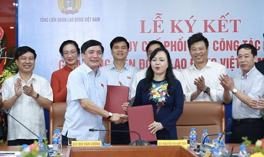 Chủ tịch Tổng LĐLĐVN Bùi Văn Cường và Bộ trưởng Bộ Y tế trao bản quy chế phối hợp đã ký kết. Ảnh: Hải Nguyễn