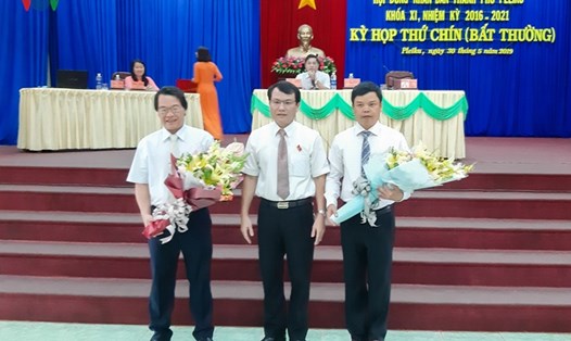 Ông Nguyễn Hữu Quế - tân Chủ tịch TP Pleiku (ngoài cùng bên phải). Ảnh: VOV,