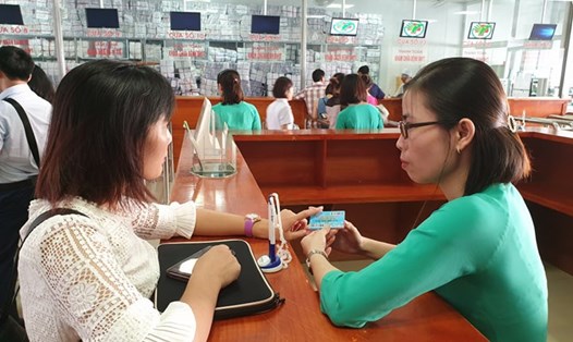 Hướng dẫn người bệnh đăng ký khám-chữa bệnh tại BVĐK TP.Vinh (Nghệ An). Ảnh: TUẤN DŨNG