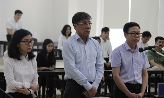 Các bị cáo (từ trái qua): Lan, Khạnh, Hùng tại phiên tòa ngày 30.5. Ảnh: P.V