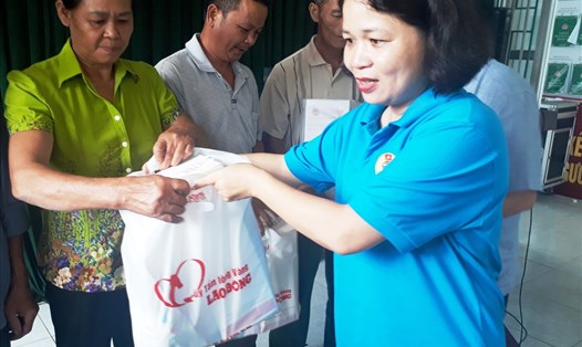 Quỹ Tấm lòng vàng trao quà đến các gia đình chính sách và học sinh tỉnh Cao Bằng.

Ảnh: N.P