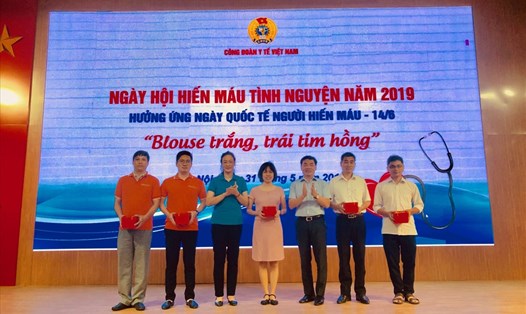 Chủ tịch CĐ Y tế VN Phạm Thanh Bình (trái) và Phó Viện trưởng Viện Huyết học - Truyền máu Trung ương Lê Lâm tặng quà cho những CNVCLĐ nhiều lần tham gia hiến máu tình nguyện.