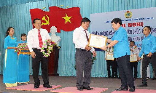 Ông Nguyễn Văn Đông trao khen thưởng cho CNVCLĐ tiêu biểu tại hội nghị. Ảnh: P.V