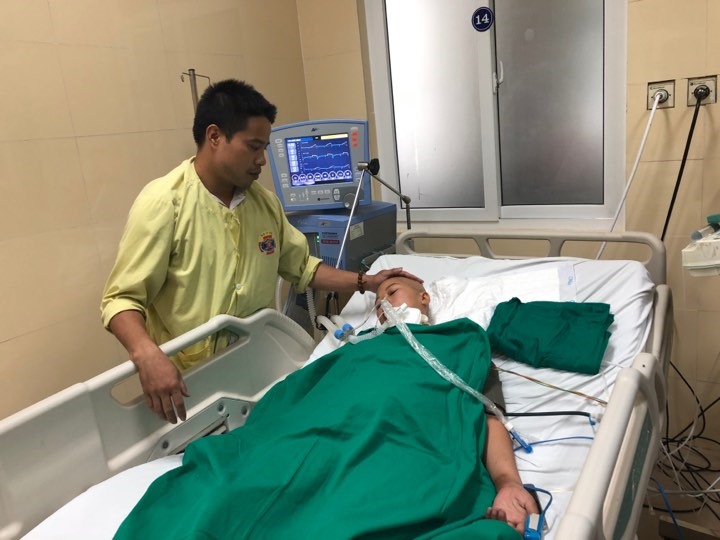 Sáng 31.5, sức khỏe chị Nguyễn Thị Liên đã khá hơn sau ca phẫu thuật lấy con. Anh Đỗ Văn Hùng luôn bên cạnh chăm sóc vợ. Ảnh: L.Hà