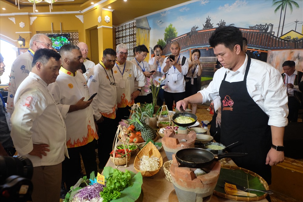 Các đầu bếp quốc tế chiêm ngưỡng cách làm món bánh xèo.