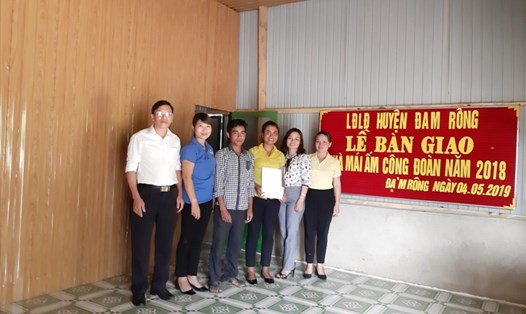 LĐLĐ huyện Đam Rông trao Mái ấm Công đoàn cho đoàn viên có hoàn cảnh khó khăn (Ảnh: LĐLĐ huyện Đam Rông).