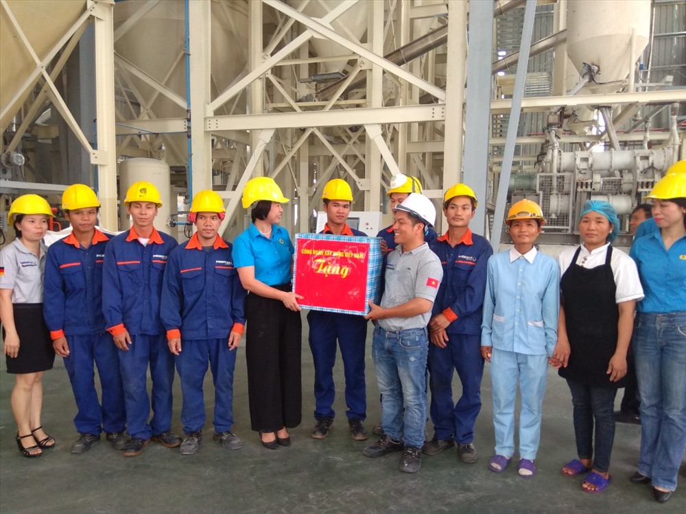 Đồng chí Nguyễn Thị Thủy Lệ, Chủ tịch CĐ Xây dựng VN thăm hỏi và tặng quà CNLĐ Cty Phenikaa Huế - Cty CP Tập đoàn phượng hoàng xanh A & A.