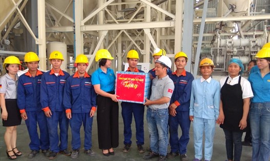 Đồng chí Nguyễn Thị Thủy Lệ, Chủ tịch CĐ Xây dựng VN thăm hỏi và tặng quà CNLĐ Cty Phenikaa Huế - Cty CP Tập đoàn phượng hoàng xanh A & A.