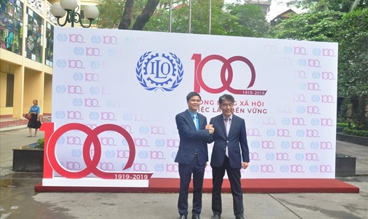 Ông Ngọ Duy Hiểu, Phó Chủ tịch Tổng LĐLĐVN và ông Chang Hee Lee – Giám đốc Văn phòng ILO tại Việt Nam chụp ảnh lưu niệm.
