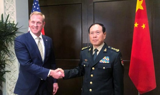 Quyền Bộ trưởng Quốc phòng Mỹ Patrick Shanahan và Bộ trưởng Quốc phòng Trung Quốc Ngụy Phượng Hòa bắt tay trong cuộc gặp bên lề Đối thoại Shangri-La ngày 31.5. Ảnh: Reuters.