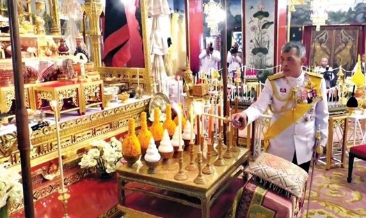 Nhà vua Maha Vajirusongkorn hôm qua (3.5) đã thắp nến tại điện Baalu Daksin để dâng các vật phẩm nghi lễ sẽ được sử dụng trong lễ đăng quang. Ảnh: The Nation. 