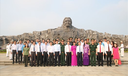 Các đồng chí trong Ban Chỉ đạo Tháng hành động ATVSLĐ Trung ương chụp ảnh lưu niệm trước Tượng đài Mẹ Việt Nam anh hùng. Ảnh: Đ.V