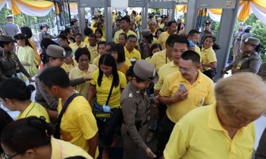 Người dân Thái Lan dồn về khu vực quanh cung điện hoàng gia Thái Lan để theo dõi lễ đăng quang của nhà vua. Ảnh: Reuters. 