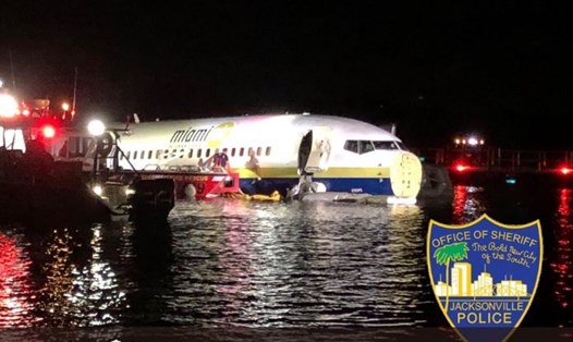 Máy bay trượt xuống sông ở Mỹ. Ảnh: Jacksonville Police. 