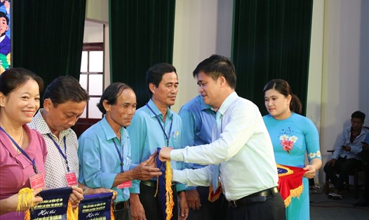 Đồng chí Ngọ Duy Hiểu - Phó Chủ tịch Tổng LĐLĐ Việt Nam - trao cờ lưu niệm cho các thí sinh tham dự giải. Ảnh: Đ.V