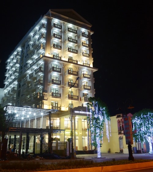 Khách sạn Long Thành II, đường Hồ Xuân Hương. 