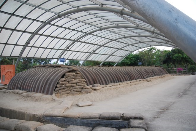 Thăm hầm  tướng De Castries - nơi gắn với chiến thắng Điện Biên Phủ lẫy lừng. Ảnh PV.