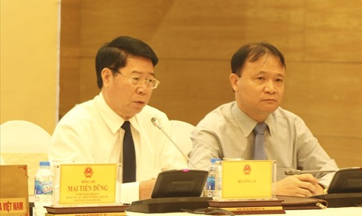 Thứ trưởng Bộ Công an Bùi Văn Nam (trái) trả lời tại họp báo Chính phủ ngày 5.4. Ảnh Trần Vương