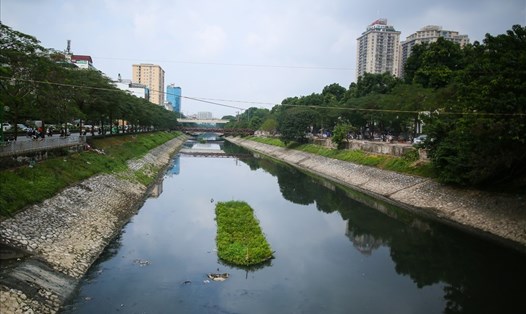 Hiện sông Tô Lịch đang được thử nghiệm công nghệ xử lý nước thải mới của Nhật Bản. Ảnh Sơn Tùng.